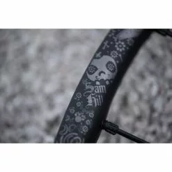 Paire De Roues MAVIC DEEMAX PRO SAM HILL 27,5'' Axe Av. 15x110 Mm - Ar. 12x148 Mm Boost 35 Paire De Roues MAVIC DEEMAX PRO SAM HILL 27,5'' Axe Av. 15x110 Mm - Ar. 12x148 Mm Boost -Roues VTT 29 Soldes Magasin 600x600 165664 15532669136975 1