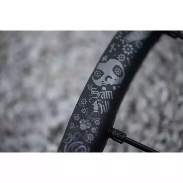 Paire De Roues MAVIC DEEMAX PRO SAM HILL 27,5'' Axe Av. 15x110 Mm - Ar. 12x148 Mm Boost 9 Paire De Roues MAVIC DEEMAX PRO SAM HILL 27,5'' Axe Av. 15x110 Mm - Ar. 12x148 Mm Boost – Image 7